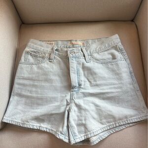 Light denim Levi’s shorts